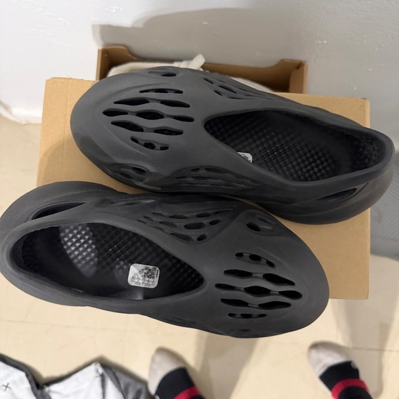 Yeezy Foam Runners - Picture 2 of 4
